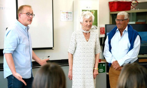 Albert en Mariëtte voor de klas