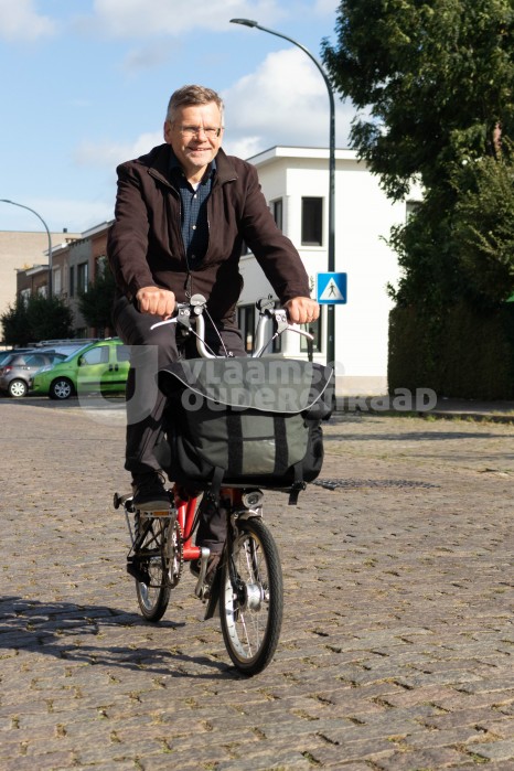 Oudere op plooifiets | Vlaamse ouderenraad